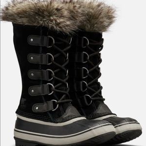 Like New very little wear. Waterproof breathable